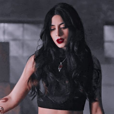 Isabella Lightwood, Izzy Lightwood, Black Red Hair, Feminine Energy Aesthetic, Isabelle Lightwood, Beautiful Angels Pictures, Tv Girls, Shadow Hunters, Dream Hair