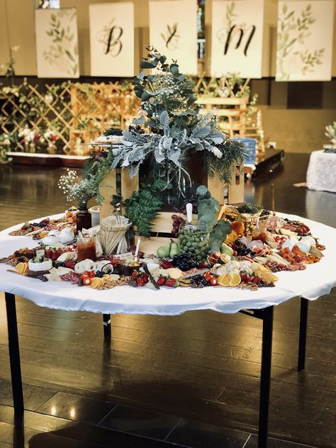 Round Table Charcuterie Board, Grazing Table Decor Ideas, Round Grazing Table Wedding, Round Grazing Board, Charcuterie Round Table, Charcuterie On Round Table, Small Charcuterie Table Ideas, Round Grazing Table Ideas, Round Table Charcuterie Display