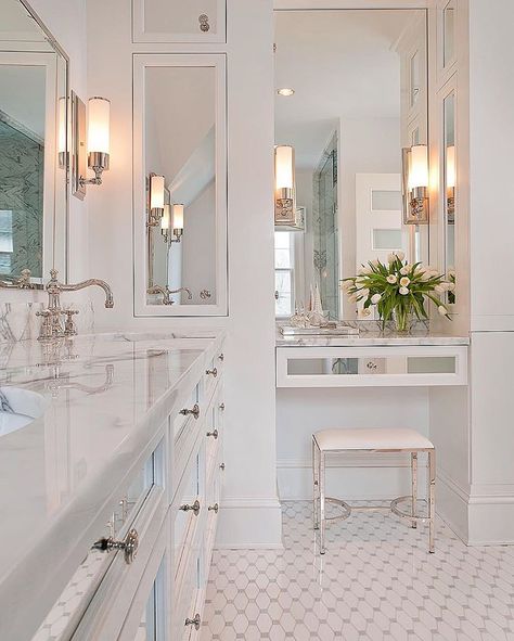 ShaunasStage sur Instagram : Tiffany Eastman Interiors 🕊👌🏾 Mirrors And Lights, Bathroom With Makeup Vanity, Best Kitchen Design, Traditional Bathroom Designs, Bathroom Sconces, Trendy Bathroom, Dream Bathrooms, Bath Room, Bathroom Remodel Master