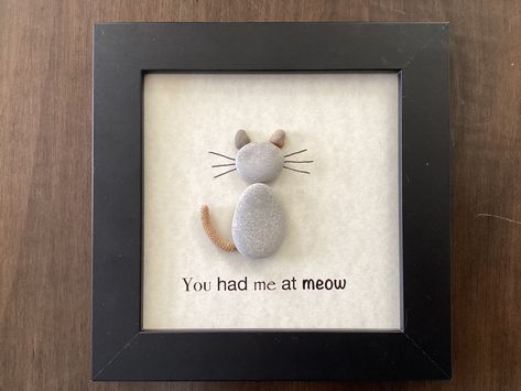 Pebble Art Cats Ideas, Cat Pebble Art, Seaglass Animals, Pebble Art Cats, Christmas Pebble, Pebble Crafts, Rock Crafts Diy, Pet Crafts, Rock Pictures