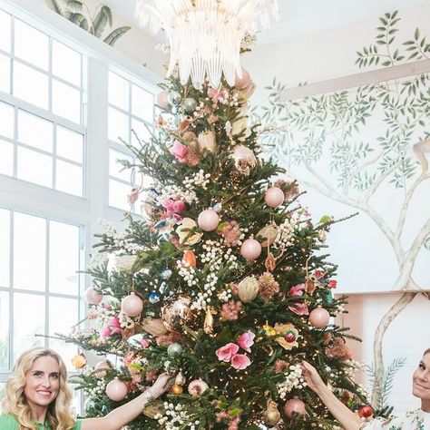 The Colony Hotel 🐒 on Instagram: "If you know Palm Beach, you know it is a place filled with tradition. One of our favorites being our annual collaboration with @aerin, as she partners with @sarahjwetenhall, to decorate our Christmas Tree. As if this tree could get any Palm Beachier, @lewismillerdesign added his magic touch this year with custom flowers and monkeys in honor of our mascot, Johnnie Brown. If you’re dreaming of a Pink Christmas, look no further than the Pink Paradise 🩷🐒🌸" Palm Beach Christmas, Palm Royale, Dreaming Of A Pink Christmas, Colony Hotel, Custom Flowers, A Pink Christmas, The Colony Hotel, Pink Paradise, Christmas Look