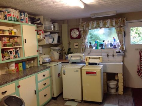 Vintage laundry room ideas ... 1940s Laundry Room, 90s Laundry Room, Artsy Laundry Room, 80s Laundry Room, Vintage Laundry Room Ideas, Retro Laundry Room, House Dr, Old Washing Machine, Older Homes