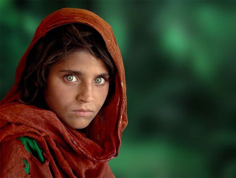 powerful-historic-photos-emotions-expressed-through-eyes-32 Frida Art, Afghan Girl, Steve Mccurry, Street Portrait, National Geographic Magazine, Foto Tips, Girl Posters, Paris Photo, Ansel Adams