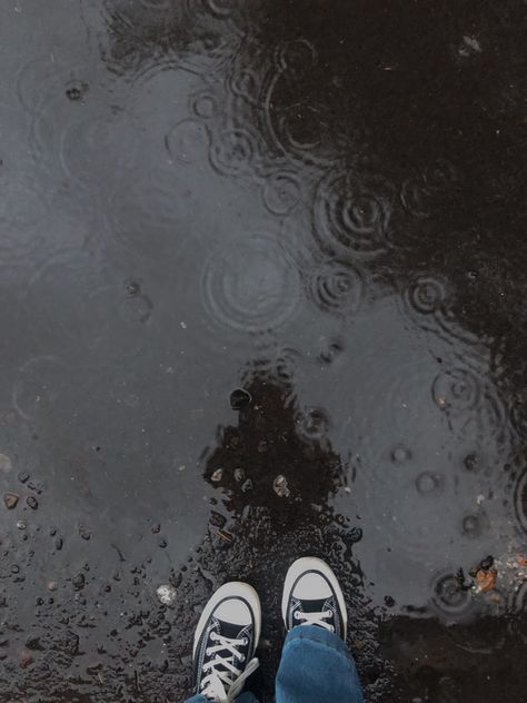 Perfect raindrops in a small pond and converse? Rainy Day Pictures, Weather Photography, Rainy Wallpaper, Aesthetic Rain, Small Pond, Rainy Day Aesthetic, Rain Painting, Beautiful Wallpapers For Iphone, Foggy Forest