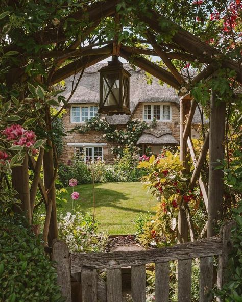 Veranda Magazine, Drømme Liv, Cottage Aesthetic, Fairytale Cottage, Magic Garden, Dream Cottage, Have Inspiration, Cottage Core Aesthetic, Cute House