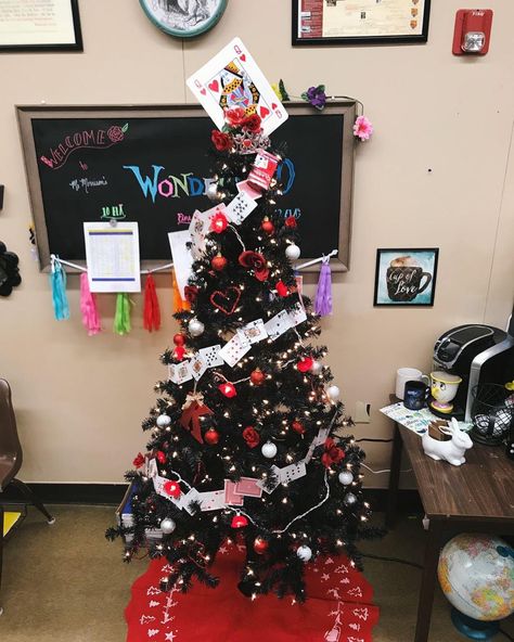 Queen Of Hearts Christmas Tree, Poker Christmas Tree, Alice In Wonderland Christmas Tree, Star Wars Themed Room, Alice In Wonderland Christmas, Wonderland Christmas Tree, Black Christmas Tree, Themed Christmas Tree, Silver Christmas Decorations