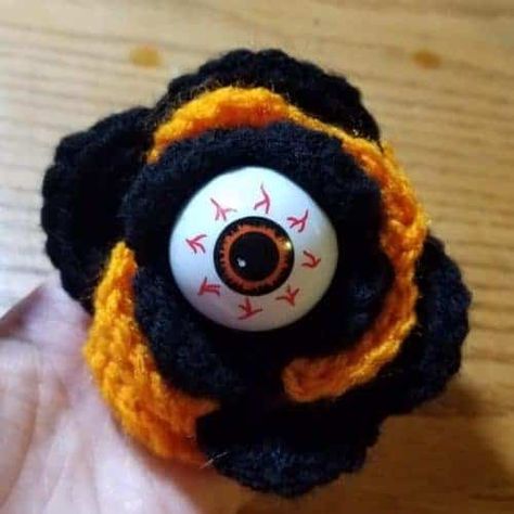 10-Minute Crochet Eyeball Rose | Free Crochet Pattern - Hooked by Kati Crochet Eyeball, Free Halloween Crochet Patterns, Free Halloween Crochet, Crochet Halloween Patterns, Fall Craft Fairs, What Is Halloween, Simply Crochet, Crochet Holiday, Red Heart Patterns