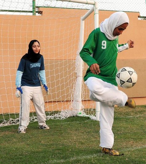 Hijabi soccer players Hijabi Sports Outfit, Soccer Girls Outfits, Modest Workout Clothes, Saudi Women, Soccer Outfit, Soccer Inspiration, Soccer Goal, Girls Soccer, Soccer Girl