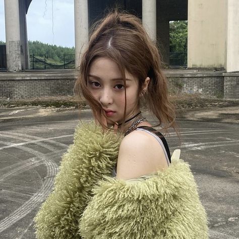 Lesserafim Yunjin, Yunjin Icon, Kpop Posters, Girl Talk, Kpop Aesthetic, Kpop Girl Groups, Instagram Update, Kpop Idol, South Korean Girls