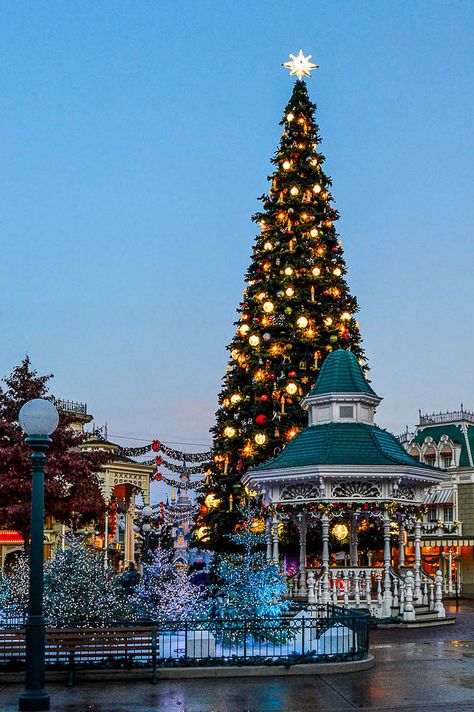 Christmas At Disneyland, Disneyland Paris Christmas, Paris Tumblr, Paris Christmas, Disneyland Christmas, Disney World Christmas, Disney Paris, Christmas Town, Celebrating Christmas