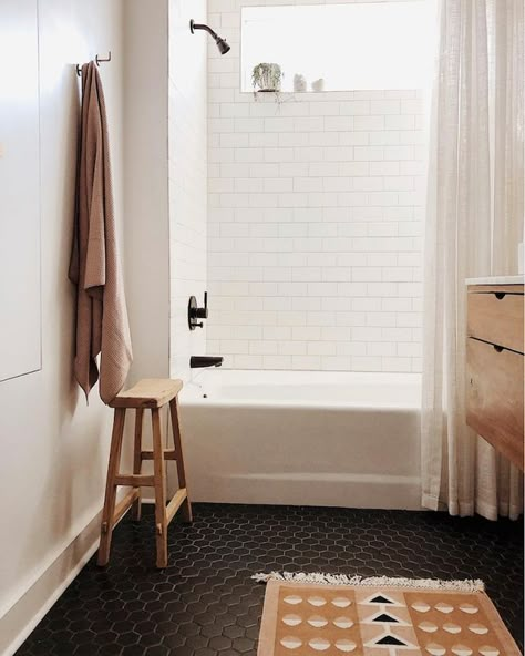 Bathroom Dark Floor, Black Tile, Attic Bathroom, Bad Inspiration, Interior Minimalista, Boho Bathroom, In The Corner, Pink Bathroom, Minimalist Bathroom