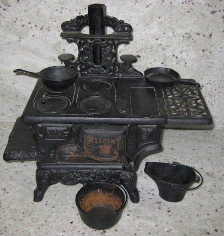 Lit and Laundry: Vintage Thingies Thursday: Cast Iron Stove Cast Iron Wood Stove, Wood Burning Cook Stove, Antique Stove, Cast Iron Stove, Film Props, Miniature Houses, Miniature Model, Childhood Toys, Vintage Miniatures