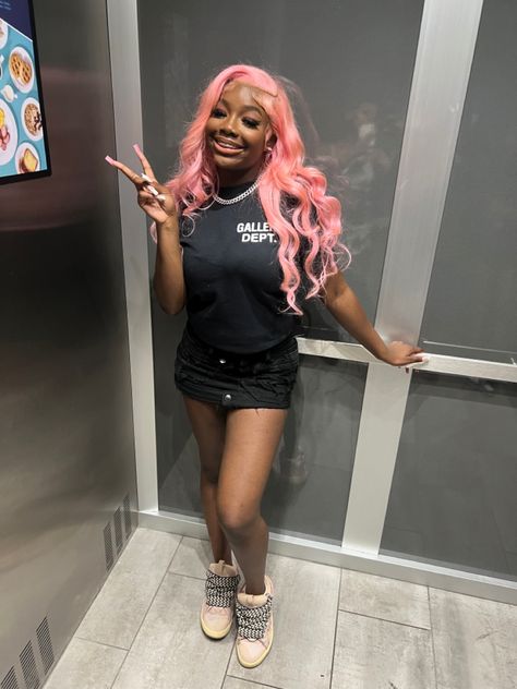 Cute Lavin Outfits, Pink Lavin Outfits, Birthday Outfits With Pink Hair, Gallery Dept Outfit Ideas, Gallery Dept Shirt Outfit Black Women, Pink Graphic Tee Outfit Black Women, Outfits With Pink Hair Black Women, Grey And Pink Outfit Black Women, Pink Hair Birthday Outfit