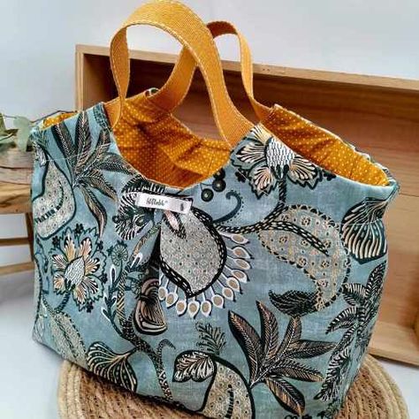 Upholstery Bag, Sac Diy, Couture Sewing, Fabric Baskets, Fabric Bags, Mini Shoulder Bag, Purse Pouch, Cycling Outfit, Style Chic