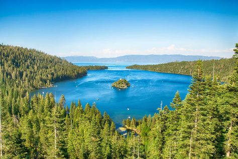 These are the 25 best lake vacations in the United States, whether you're looking for a waterfront romantic getaway or a fun summer vacation. Lake Vacations, Vacations In The Us, Lady Bird Lake, Flathead Lake, Lake Oconee, Lake Vacation, Lake Champlain, Emerald Lake, Lake Lodge