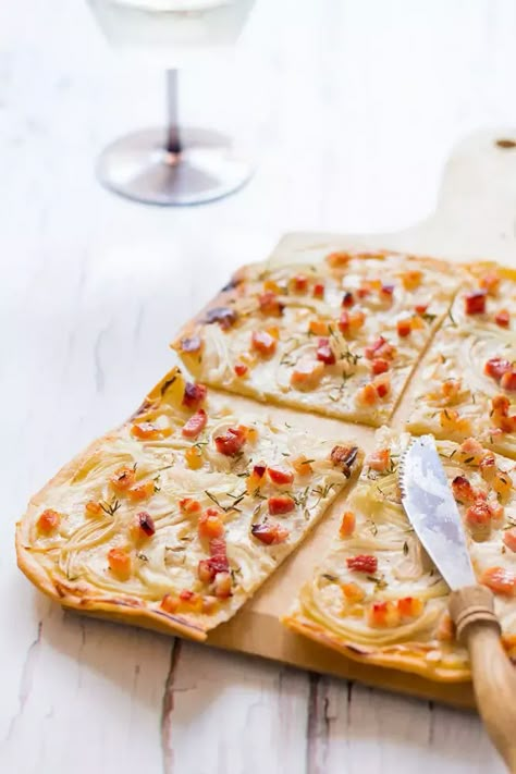 Flamkuchen Recipe, Tarte Flambee Recipe, Flammkuchen Recipe, German Cuisine Recipes, Crispy Flatbread, Cabin Food, Pizza Oven Recipes, German Dishes, Oktoberfest Food