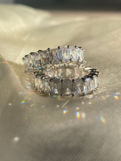 Diamond Accessories Aesthetic, Diamond Rings Aesthetic, Silver Jewelry Photography, Kylie Jenner Jewelry, Kylie Jenner Rings, Silver Ring Aesthetic, Rhinestone Rings, Hand Jewelry Rings, قلادات متدلية