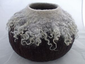 Jennie Loader Feltmaking | Inspiring image gallery | Jennie Loader Felting Tovad Ull, Felt Basket, Felted Bowls, Felt Yarn, Wool Felt Projects, Wet Felting Projects, Felt Pictures, Felt Gifts, Wet Felt