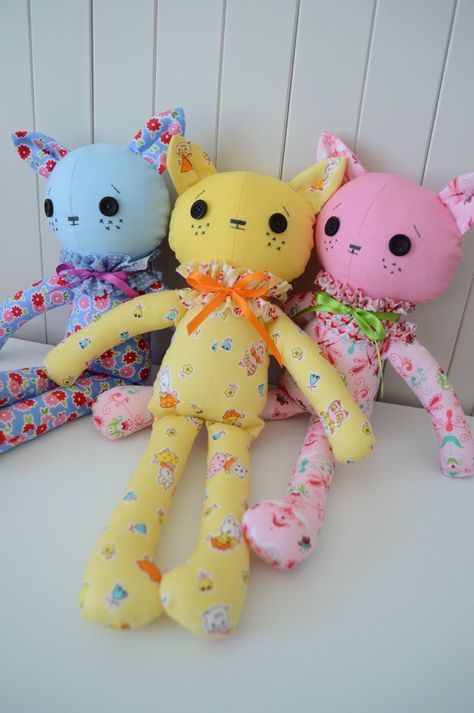 Sewing Patterns Doll, Patterned Fabrics, Rabbit Soft Toy, Soft Toy Patterns, Pattern Doll, Diy Bebe, Sewing Stuffed Animals, Fabric Toys, Doll Sewing Patterns