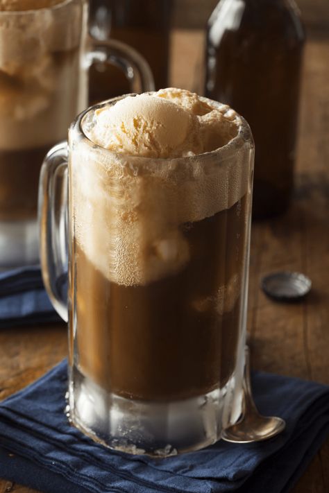 With a root beer float, you can quench your thirst, refresh your body, and have dessert at the same time. Learn the recipe and get tips for the best root beer floats! Root Beer Floats, Root Plants, Beer Float, Lime Soda, Indigenous Americans, Root Beer Float, Flavored Syrup, Beer Brands, Cream Soda