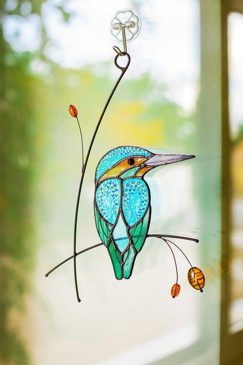 Kingfisher window hangin suncatcher is made from stained glass and looks so cute. This birds could beautify your home and garden. Its a good gift for mother, sister, partner, friend to show your love and care. Glass, berries and leaves could be a little different. Price include gift&safe packaging Stained Glass Gifts, L'art Du Vitrail, Stained Glass Bird, Stained Glass Birds, Stained Glass Decor, Custom Stained Glass, Glass Art Projects, Stained Glass Window Hanging, Stained Glass Suncatchers