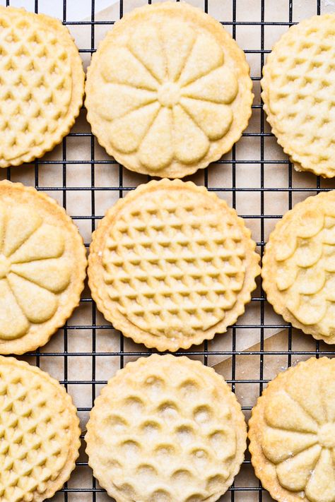 Stamped Shortbread Cookie Recipe, Stamp Cookies Recipe, Best Shortbread Cookie Recipe, Shortbread Cookies Christmas, Best Cookies Ever, Shortbread Cookie Recipe, Festive Cookies, Shortbread Recipes, Buttery Cookies