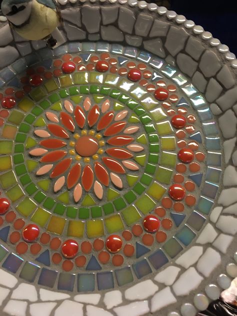 Birdbath or platter Mosaic design Mosaic Birdbath Diy, Round Mosaic Designs, Round Mosaic Patterns, Mosaic Projects For Beginners, Birdbath Mosaic, Easy Mosaic Patterns, Mosaic Plates, Mosaic Bird Bath, Bird Bath Ideas