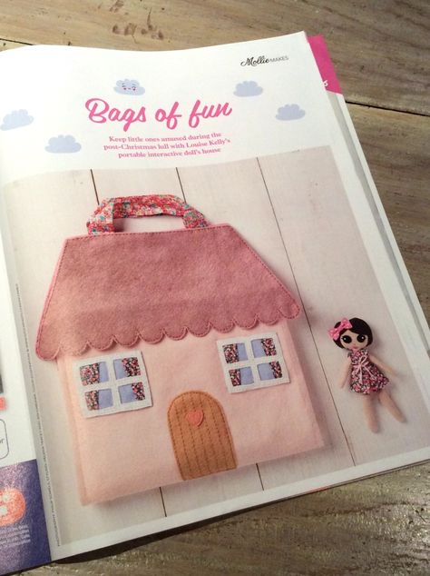 Portable Doll’s House﻿ – Sewchet Patterns For Toys, Felt Doll House, Portable Doll House, Kids Doll House, Fabric Doll House, Mollie Makes, Diy Doll Miniatures, Felt Quiet Books, Free Knitting Patterns