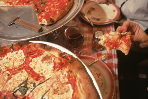 Is NYC's Pizza Superiority Really Related to the City's Water Supply? History Of Pizza, Food Republic, Pizza At Home, New Oven, New York Pizza, New York Food, Homemade Dough, Tomato Sauce Recipe, Perfect Pizza