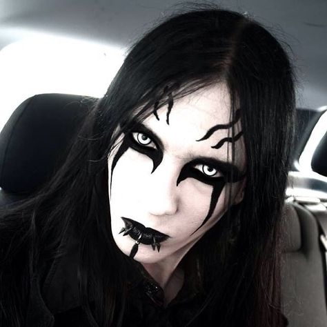 A nice pic from 2012. :) #goth #makeup #blackhair #male #eyeliner #prince #xilmordas #pale # Male Eyeliner, Gothic Eyeliner, Drag King Makeup, Mens Halloween Makeup, Vampire Makeup Looks, Goth Male, Trad Goth Makeup, Traditional Goth, Rock Makeup