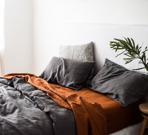 Idée décoration intérieure maison- chambre parentale tendance et moderne cocooning tons naturels terracotta terre couleurs Bohemian Decoration, Warm Home Decor, Grey And Orange, Simple Bed, Linen Sheets, Cheap Decor, Warm Grey, Dream Bedroom, Bedroom Inspo