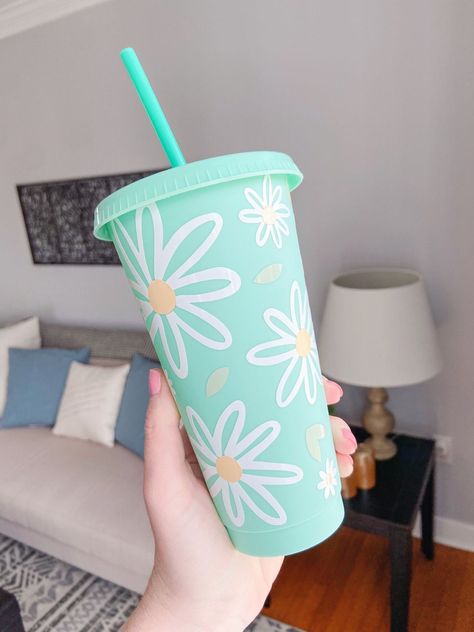 Straw Cup Design, Vinyl Cups Cricut, Cricut Tumbler Cup Ideas Vinyls, Plastic Cup Vinyl Ideas, Custom Cups Vinyl, Circuit Cup Ideas, Vinyl Cup Designs, Cups With Vinyl Tumblers, Cold Cup Ideas