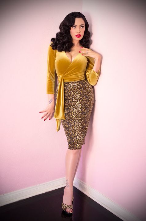 Rockabilly Fashion Plus Size, Goth Pinup, Modern Pin Up Style, Micheline Pitt, Dressing Tips, Rockabilly Girl, Pin Up Outfits, Dressy Fashion, Gold Velvet