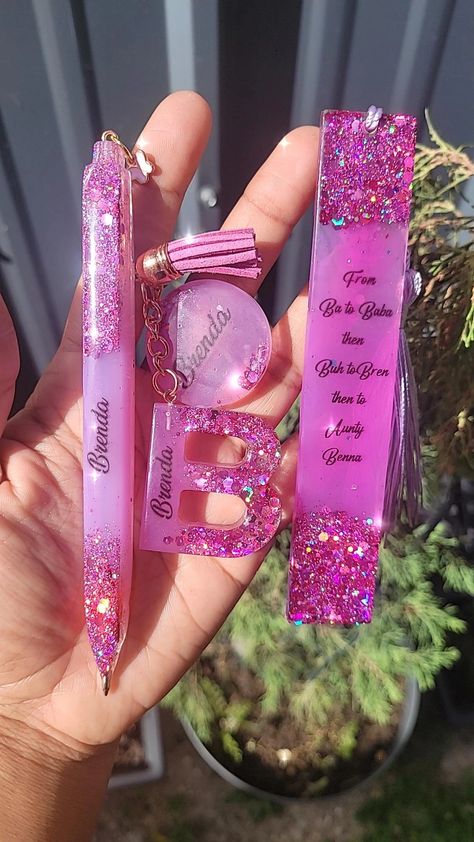 Introducing our stunning Personalized Resin Pen Keychain and Bookmark Set, a perfect combination of functionality and personalized elegance! This exquisite set is designed to inspire creativity, make a statement, and accompany you on your literary adventures. 🌸✨ Sellable Resin Crafts, Resin Bookmark Ideas, Makeup Gifts Basket, Diy Resin Phone Case, Pen Keychain, Diy Resin Keychain, Resin Pen, Diy Resin Projects, Diy Bottle Crafts