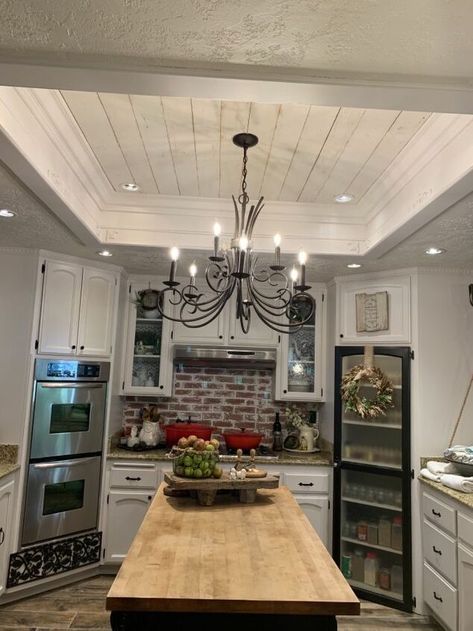 A great way to update that old 1980s kitchen ceiling tubular fluorescent lighting. 1980s Kitchen, Stylish Farmhouse, Outdated Kitchen, Interior Vintage, Dropped Ceiling, Kitchen Ceiling Lights, Kitchen Ceiling, Tray Ceiling, Diy Chandelier