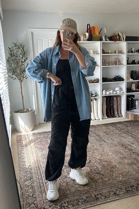 Parachute Pants Business Casual, Womens Parachute Pants Outfit, Parachute Pants Outfit Over 40, How To Wear Parachute Pants Outfit, Parachute Pants Outfit Winter, Parachute Pants Outfit, Postpartum Fashion, Wardrobe Building, Capsule Wardrobe Women