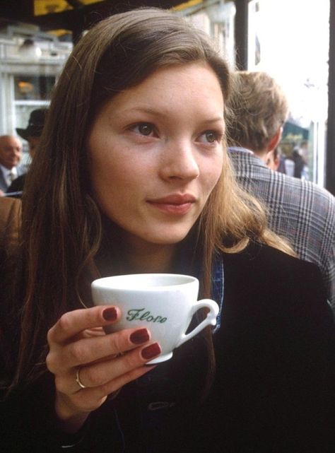 Kate Moss at Café de Flore Kate Moss 90s, Kate Moss Style, Queen Kate, Miss Moss, Ella Moss, Parisian Chic, Mode Inspo, Nail Color, French Girl