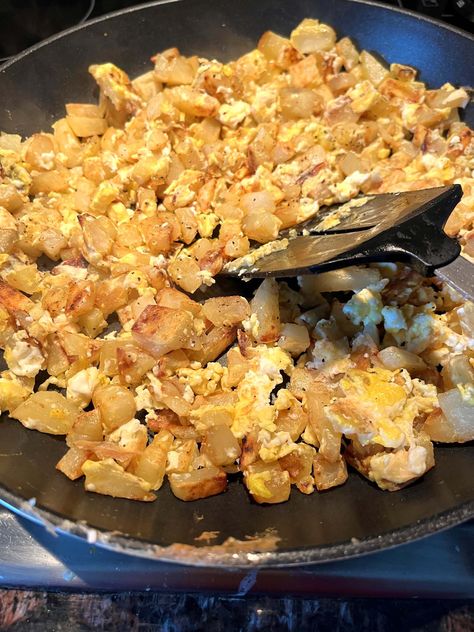 Fried Potatoes And Eggs Recipe – Easy Breakfast Idea Potato And Egg Scramble, Fried Potatoes And Eggs, Easy Fried Potatoes, Potatoes And Eggs, Eggs And Potatoes, Egg Scramble, Fluffy Scrambled Eggs, Types Of Potatoes, Eggs Recipe