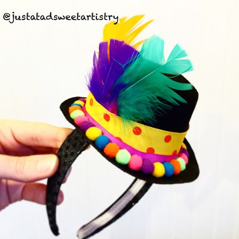 Easy DIY Clown Hat-Headband. Everything available at most craft stores! Clown Outfit Diy, Clown Hats, Clown Fancy Dress, Seussical Costumes, Cute Clown Makeup, Clown Crafts, Carnival Crafts, Clown Hat, Clown Party