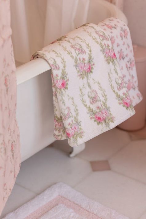 Loveshackfancy bathtowel with vintage floral design Loveshackfancy Aesthetic, Pink Apartment, Floral Bath Towels, Girly Bathroom, Floral Towels, Princess Palace, Pink Beach Towel, Girly Apartments, Girly Apartment Decor