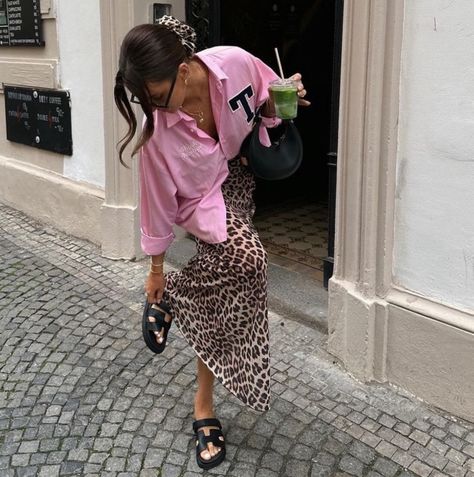 Scandi Fashion Aesthetic, Scandi Summer Outfit, Casual Summer Outfit Inspo 2024, Scandi Summer Style, Scandi Style Outfit, Trending Spring Outfits, Leopard Print Skirt Outfit, Leopard Skirt Outfit, Cheetah Print Outfits