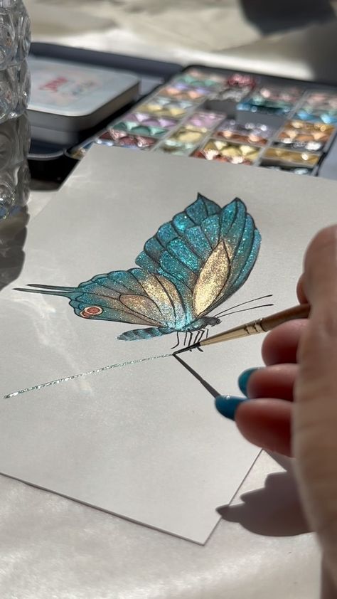 Metallic&shiny watercolor artist on Instagram: “New butterfly 💆🏻‍♀️🦋 . 🎨metallic watercolours @skrim_watercolors 🎨Watercolours @danielsmithartistsmaterials ✨Paper 100%cotton hot pres…” Drawn Butterfly, Fancy Pens, Butterfly Art Painting, Watercolor Birthday Cards, Simple Butterfly, Watercolor Paintings For Beginners, Diy Watercolor Painting, Art Journal Therapy, Glitter Art