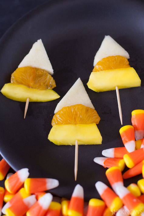 candy corn fruit skewers - Healthy Halloween party food Halloween Fruit Skewers, Healthy Candy Corn, Healthy Halloween Party Food, Spooky Foods, Class Snacks, Fruit Skewer, Easy Halloween Treats, Fall Party Food, Healthy Halloween Food