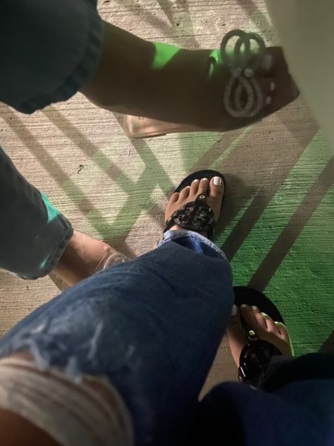 tory burch sandals aesthetic photo bow sandals chanclas aesthetic sparkly sandals aesthetic buchifresa fresa aesthetic Latina Sandals, Outfits With Chanclas, Chanclas Outfit, Bronx Rappers, Latina Fashion Outfits, Latina Fashion, Snapchat Picture, Fake Pictures, Cute Sandals