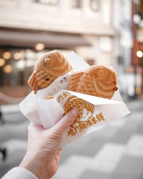 How To Make Taiyaki, Taiyaki Aesthetic, Taiyaki Photography, Taiyaki Packaging, Takoyaki Aesthetic, Japanese Takoyaki, Shaped Cakes, Sweet Red Bean, Japanese Street Food