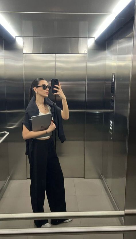 Architect Outfit Women Aesthetic, Architect Style Outfits, Architect Outfit Women, Elevator Mirror Selfie, Corporate Aesthetic, Elevator Pics, Elevator Selfie, Campus Outfit, Outfit Oversize