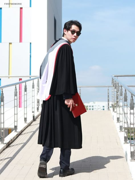 Graduation Photography Men, Graduation Man, Male Graduation, Graduation Photography Poses, Graduation Poses, Men Photoshoot, Graduation Photography, Graduation Photoshoot, Graduation Photo