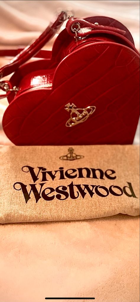 Vivian Westwood Heart Bag, Vivienne Westwood Classic, Vivienne Westwood Red Heart Bag, Vivian Westwood Purse, Bags Vivienne Westwood, Viven Westwood Aesthetic, Heart Shaped Clothes, Vivienne Westwood Bag Outfit, Vievvene Westwood