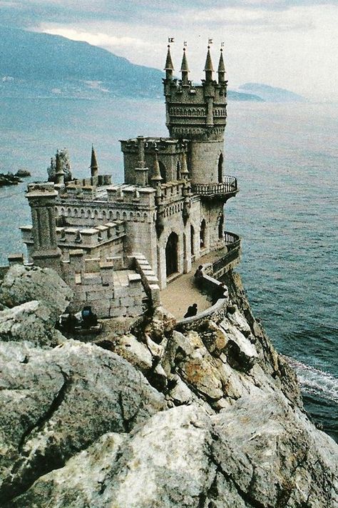 Swallow's Nest castle in Crimea, Ukraine. Chateau Medieval, Gothic Castle, Castle Mansion, Fairytale Cottage, Abandoned Castles, Castle Ruins, Fantasy Castle, Beautiful Castles, A Castle