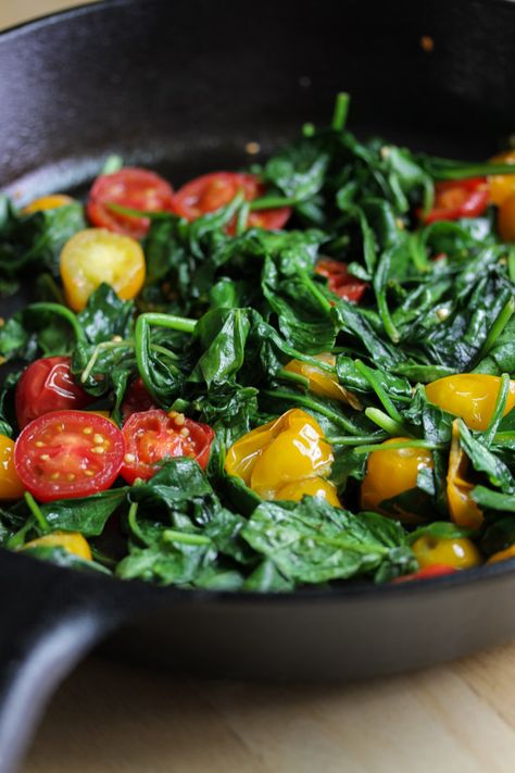 sautéed spinach with tomatoes - tasty seasons | quick! healthy! 7 minutes + 4 ingredients = delicious side dish. Tomatoes And Spinach Recipes, Sautéed Tomatoes, Cooked Spinach And Tomatoes, Tomato Spinach, Spinach And Tomato Recipes, Tomato And Spinach Recipes, Sauteed Spinach And Tomatoes, Spinach Tomato, Spinach With Tomato And Onion